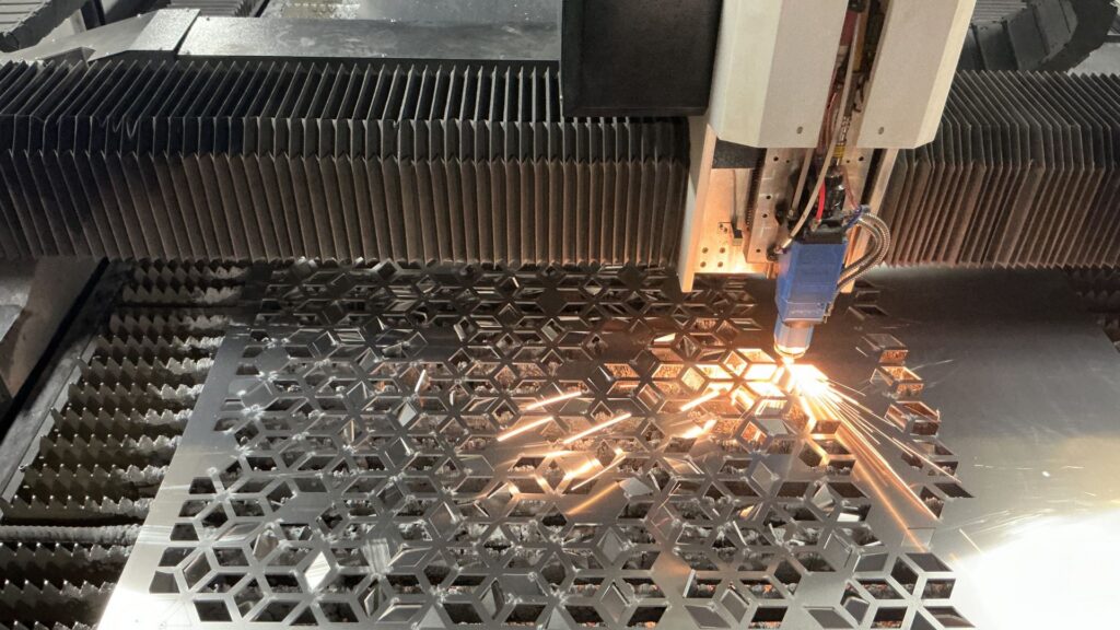 Laser Cutting vs. Waterjet Cutting: The Main Difference